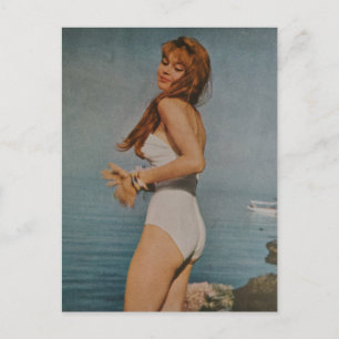 Eine schöne Frau am Strand im Jahr 1957  Postkarte