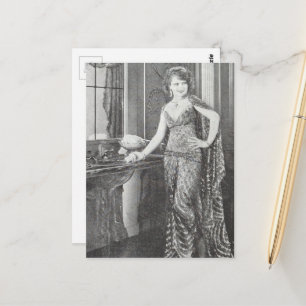 Eine schöne Frau auf einer Schwarz-Weiß-Postkarte Postkarte