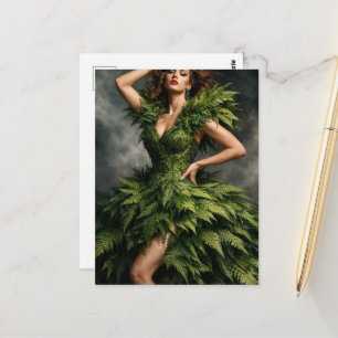 Eine schöne Frau in einem Farnkleid Postkarte