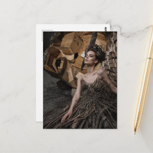 Eine schöne Frau in einem Kleid aus Zweigen Postkarte