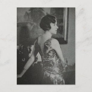 Eine schöne Frau posiert 1930 für ein Foto Postkarte