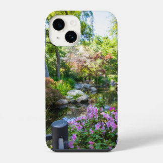 eine schöne Frühlingslandschaft im Garten iPhone 14 Hülle