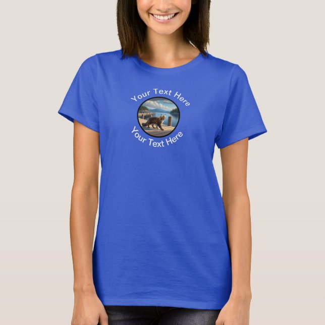 Eine schöne Maincoon-Katze mit benutzerdefiniertem T-Shirt (Vorderseite)