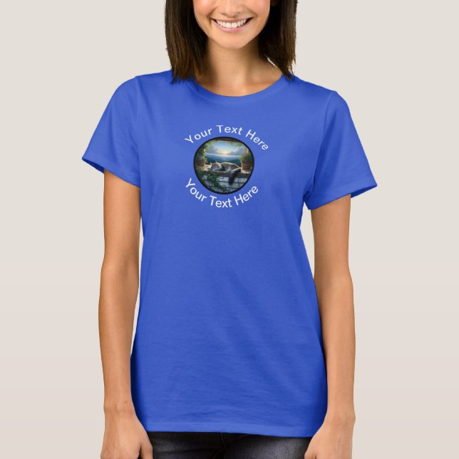 Eine schöne Maincoon-Katze mit benutzerdefiniertem T-Shirt (Vorderseite)