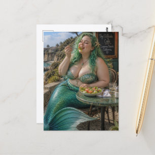 Eine schöne Meerjungfrau isst Salat Postkarte