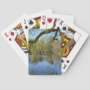 eine schöne Quelle Weiden Bäume am Wasserteich. Spielkarten