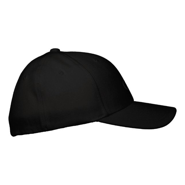 Eine schwarze Baseballkappe mit dem Wort "CAP" dez Bestickte Baseballkappe (Rechts)