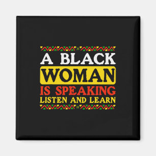 Eine schwarze Frau hört zu und lernt, dass es kein Magnet