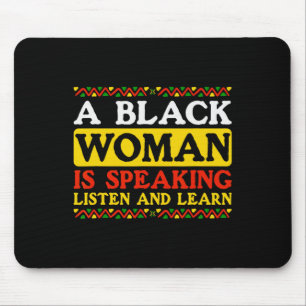 Eine schwarze Frau hört zu und lernt, dass es kein Mousepad