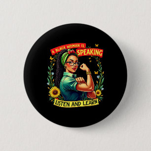 Eine schwarze Frau spricht dem Schwarzen Mon lausc Button