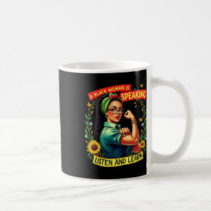 Eine schwarze Frau spricht Hören Sie Black History Kaffeetasse