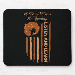 Eine schwarze Frau spricht Hören Sie Black History Mousepad