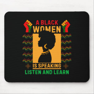 Eine schwarze Frau spricht Hören Sie den schwarzen Mousepad