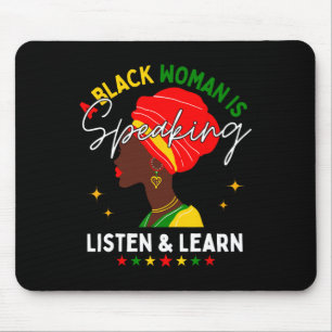 Eine schwarze Frau spricht Hören und lernen für Af Mousepad