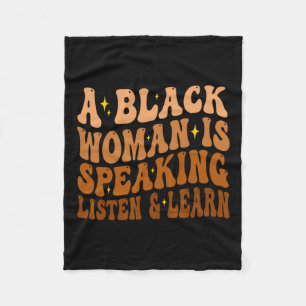 Eine schwarze Frau spricht zuhören und lernt dafür Fleecedecke