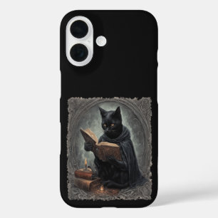 Eine schwarze Katze mit Umhang beim Studium von Ha iPhone 16 Hülle