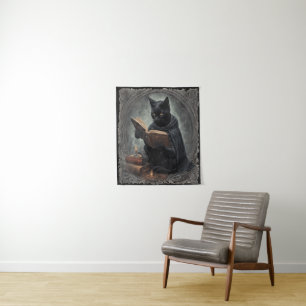 Eine schwarze Katze mit Umhang beim Studium von Ha Wandteppich