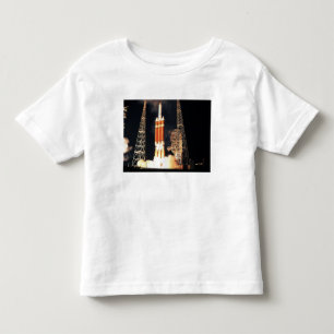Eine schwere Rakete des Dreiecks IV hebt weg Kleinkind T-shirt