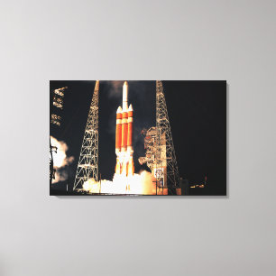 Eine schwere Rakete des Dreiecks IV hebt weg Leinwanddruck