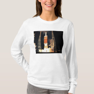 Eine schwere Rakete des Dreiecks IV hebt weg T-Shirt