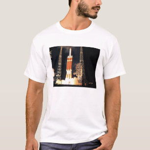 Eine schwere Rakete des Dreiecks IV hebt weg T-Shirt