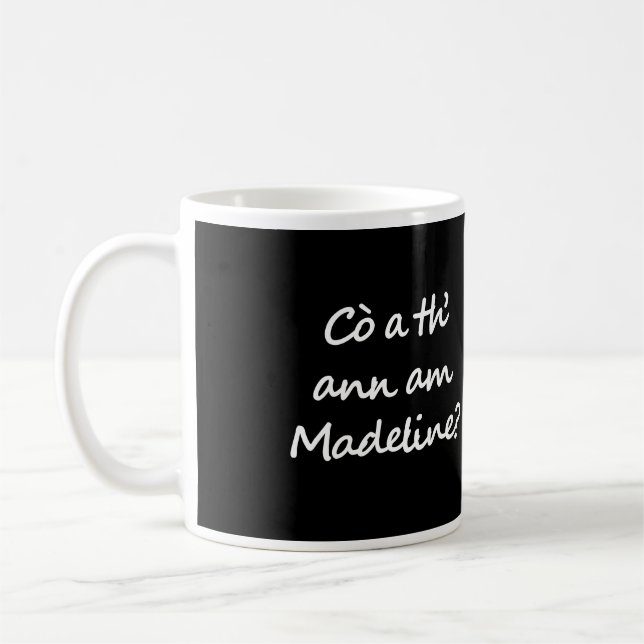 Eine Seite des Bechers sagt Cò a th' ann am Madeli Kaffeetasse (Links)