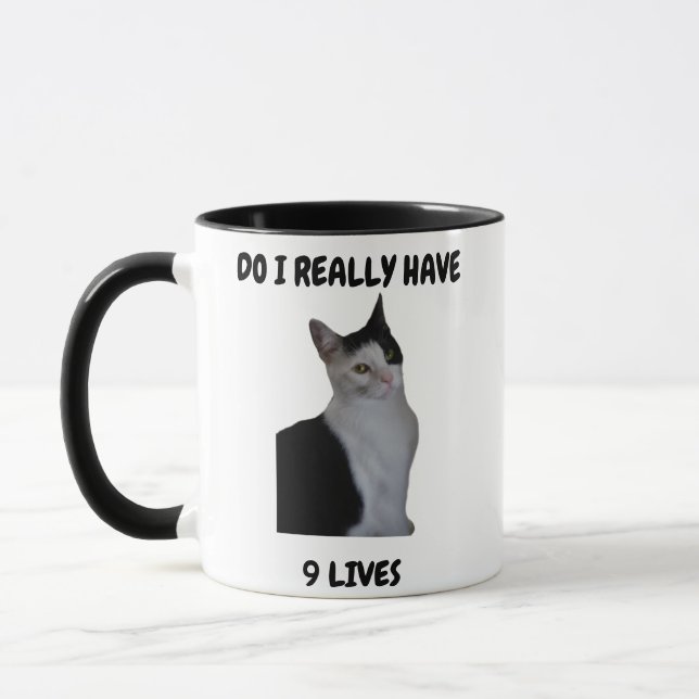Eine seltsame Katze mit einer Frage Tasse (Links)