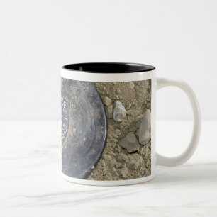 Eine simulierte Landmine Zweifarbige Tasse