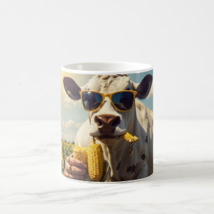 Eine Sonnenbrille tragende Kuh, der ein Maiskolben Kaffeetasse