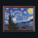 Eine Starry Night: Saint Remy von Vincent Van Gogh Awardplakette<br><div class="desc">Das Jahr ist 1889. Vincent Van Gogh ist Patient im Asyl von Saint-Paul-de-Mausole in Saint-Rémy-de-Provence, Frankreich. Er leidet an psychischen Erkrankungen, und seine Ärzte haben ihm geraten, drinnen bleibe und das Malen zu vermeiden. Aber Van Gogh kann dem Drang zu kreieren nicht widerstehen, und er verbringt seine Tage damit, Landschaften...</div>