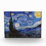 Eine Starry Night: Saint Remy von Vincent Van Gogh Fotoblock<br><div class="desc">Das Jahr ist 1889. Vincent Van Gogh ist Patient im Asyl von Saint-Paul-de-Mausole in Saint-Rémy-de-Provence, Frankreich. Er leidet an psychischen Erkrankungen, und seine Ärzte haben ihm geraten, drinnen bleibe und das Malen zu vermeiden. Aber Van Gogh kann dem Drang zu kreieren nicht widerstehen, und er verbringt seine Tage damit, Landschaften...</div>