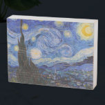 Eine Starry Night: Saint Remy von Vincent Van Gogh Holzkisten Schild<br><div class="desc">Das Jahr ist 1889. Vincent Van Gogh ist Patient im Asyl von Saint-Paul-de-Mausole in Saint-Rémy-de-Provence, Frankreich. Er leidet an psychischen Erkrankungen, und seine Ärzte haben ihm geraten, drinnen bleibe und das Malen zu vermeiden. Aber Van Gogh kann dem Drang zu kreieren nicht widerstehen, und er verbringt seine Tage damit, Landschaften...</div>
