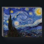 Eine Starry Night: Saint Remy von Vincent Van Gogh Holzkisten Schild<br><div class="desc">Das Jahr ist 1889. Vincent Van Gogh ist Patient im Asyl von Saint-Paul-de-Mausole in Saint-Rémy-de-Provence, Frankreich. Er leidet an psychischen Erkrankungen, und seine Ärzte haben ihm geraten, drinnen bleibe und das Malen zu vermeiden. Aber Van Gogh kann dem Drang zu kreieren nicht widerstehen, und er verbringt seine Tage damit, Landschaften...</div>