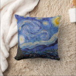 Eine Starry Night: Saint Remy von Vincent Van Gogh Kissen<br><div class="desc">Das Jahr ist 1889. Vincent Van Gogh ist Patient im Asyl von Saint-Paul-de-Mausole in Saint-Rémy-de-Provence, Frankreich. Er leidet an psychischen Erkrankungen, und seine Ärzte haben ihm geraten, drinnen bleibe und das Malen zu vermeiden. Aber Van Gogh kann dem Drang zu kreieren nicht widerstehen, und er verbringt seine Tage damit, Landschaften...</div>