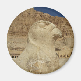 Eine Statue von Horus als Falke im Hatshepsut-Temp Magnet