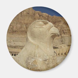 Eine Statue von Horus als Falke im Hatshepsut-Temp Magnet