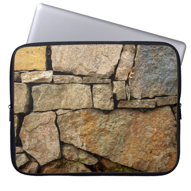 Eine Steinmauer aus Kopfsteinpflaster-Hintergrund Laptopschutzhülle (Vorderseite)