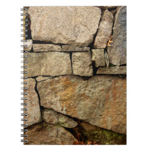 Eine Steinmauer aus Kopfsteinpflaster-Hintergrund Notizblock