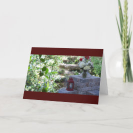 Eine Steinmauer in einem grünen Garten Karte