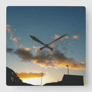 Eine sterngekrönte Straße Quadratische Wanduhr