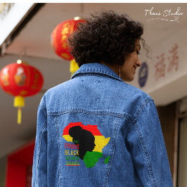 Eine stolze schwarze Frau schwarze Monatsflagge Jeansjacke