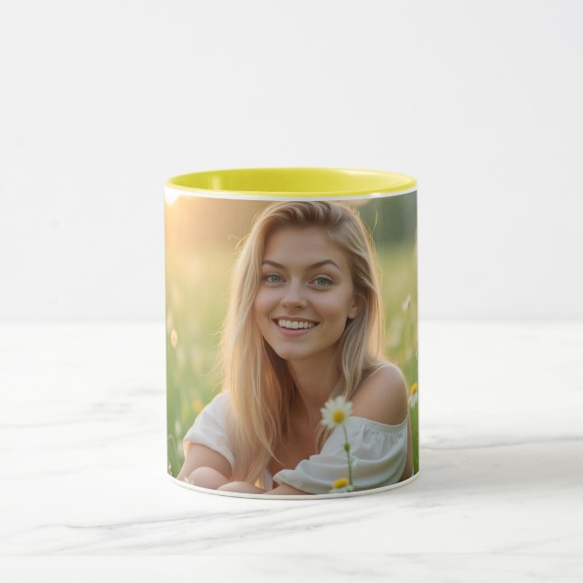 Eine strahlende Helena Chevalier in blühender Tass Tasse (Zentrum)