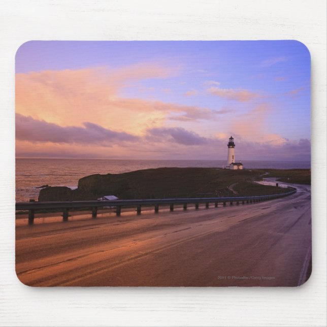 Eine Straße u. ein Leuchtturm entlang der Küste am Mousepad (Vorne)