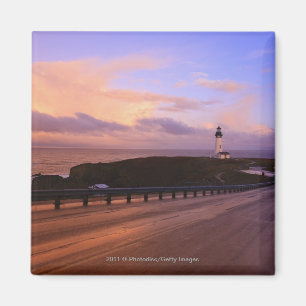 Eine Straße u. ein Leuchtturm entlang der Küste  Magnet