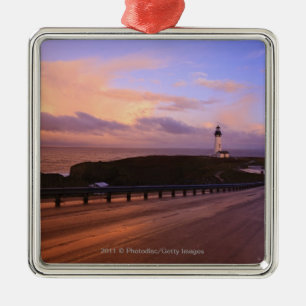 Eine Straße u. ein Leuchtturm entlang der Küste Silbernes Ornament