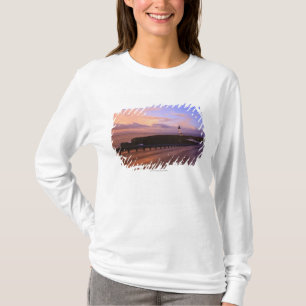 Eine Straße u. ein Leuchtturm entlang der Küste T-Shirt