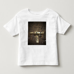Eine Straßenreparatur-Crew setzt ein Kreuz Kleinkind T-shirt