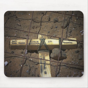 Eine Straßenreparatur-Crew setzt ein Kreuz Mousepad