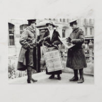 Eine Suffragette, die Zeitungen an zwei verkauft