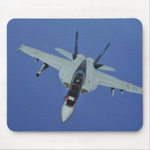 Eine Superhornisse US-Marine-F/A-18F im Flug Mousepad